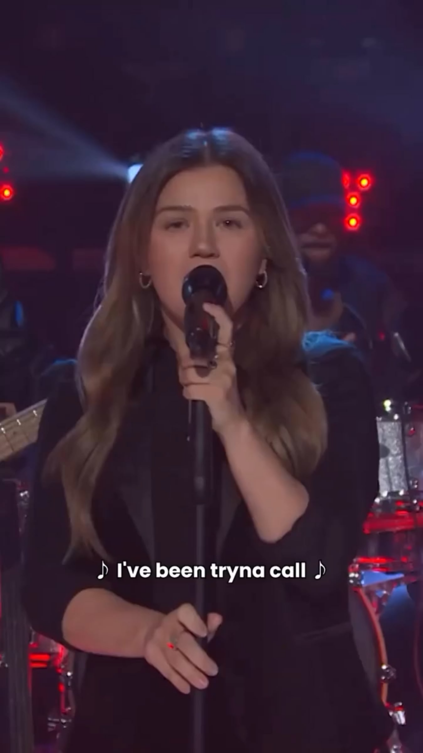 Kelly Clarkson covered The Weeknd’s “Blinding Lights” for the season 7 premiere of her show