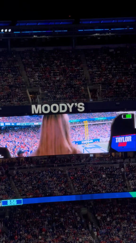 The Giants had a fake Taylor Swift cam, which was met with boos, tricking the audience only to reveal legendary Hall of Famer Lawrence Taylor at tonight’s Chiefs vs Giants game.