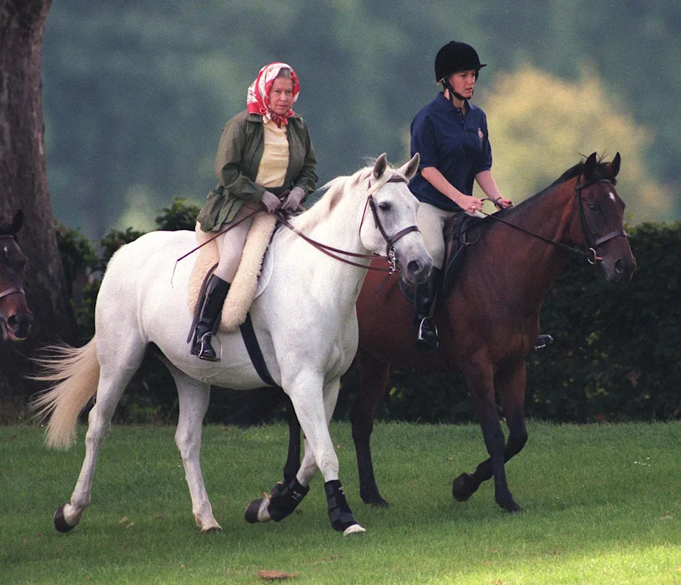 Queen Elizabeth riding horses with Duchess Sophie in 1998
