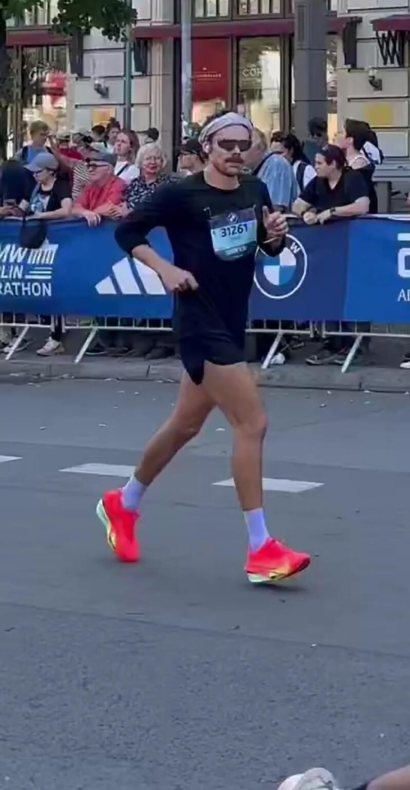 Harry Styles finished the Berlin Marathon today in 2h 59m, beating his time from this year's Tokyo Marathon by 25 minutes.