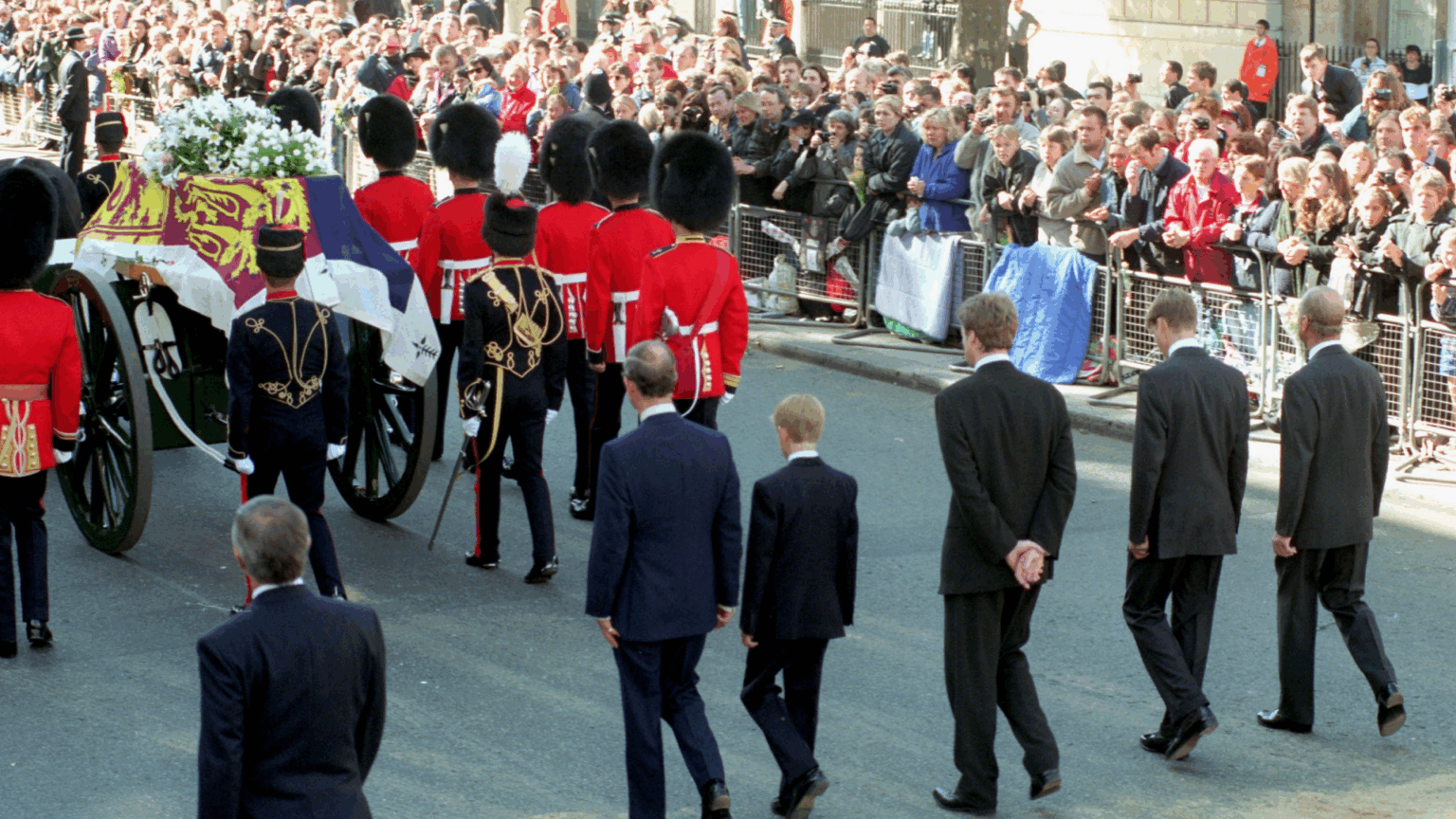 A Family Member “Raised Hell” Over Prince William and Prince Harry Walking Behind Diana’s Coffin Prince William, Prince Philip, Prince Charles, Prince Harry and Earl Spencer walking behind Princess Diana's coffin
