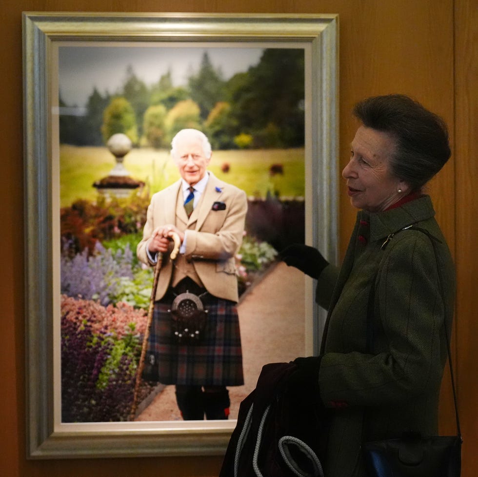 King Charles breaks from decades-old tradition in new royal portrait — and fans are shocked king charles breaks from decades old tradition in new royal portrait — and fans are shocked