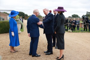 WINDSOR, ENGLAND - SEPTEMBER 17: US President Donald Trump (C) and First Lady Melania Trump (R) are welcomed to Windsor Castle by King Charles III and Queen Camilla on day two of the US President Donald Trump's second state visit to the UK on September 17, 2025 in Windsor, England. (Photo by Ian Vogler - WPA Pool/Getty Images)