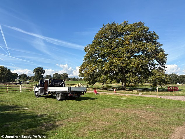 Pick-up trucks have also arrived on site transporting the necessary materials to ensure full protection