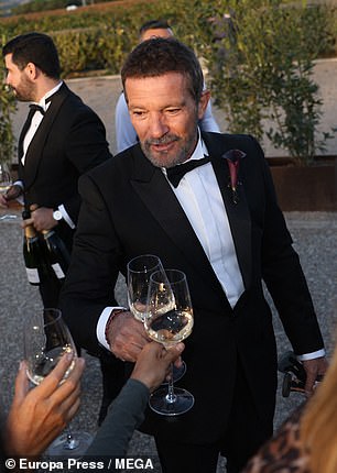 The actor stood outside as the sun began to set in the distance at what appeared to be a winery