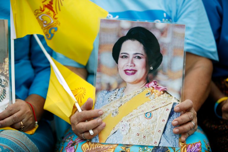 epaselect epa12295342 A Thai royalist holds a portrait of Thai Queen Mother Sirikit during a ceremony to celebrate her 93rd birthday at the Royal Ground Sanam Luang in Bangkok, Thailand, 12 August 2025. The Queen Mother of Thailand turned 93 on 12 August 2025. EPA/RUNGROJ YONGRIT