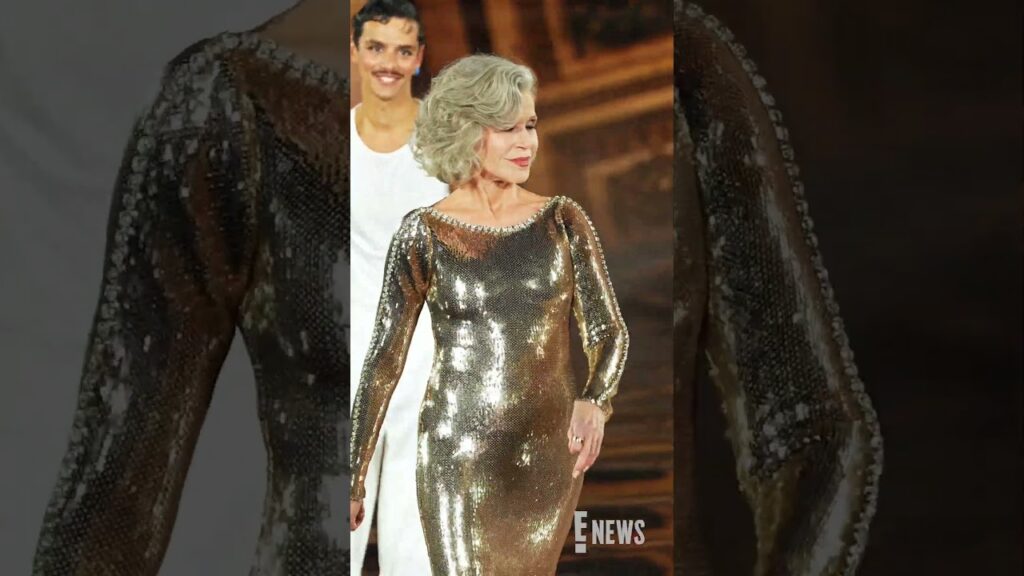 Okay, Jane Fonda. 🤏🤏 She stuns on the runway during the "You're Worth It" L'Oréal Paris show.