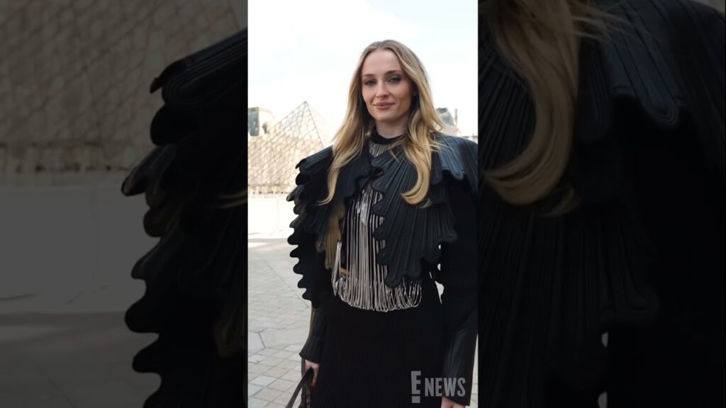 Hold the door, because Sophie Turner has arrived to #ParisFashionWeek. 🖤