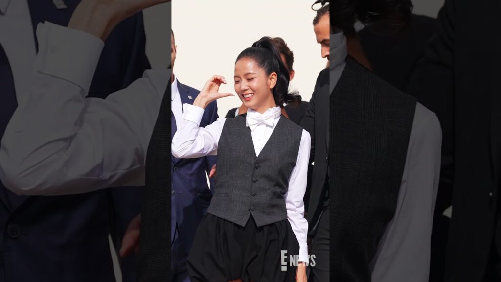 We're giving Jisoo her flowers for this Paris Fashion Week look. 💐
