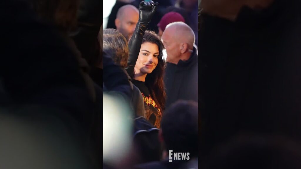 Anne Hathaway at Paris Fashion Week? Shut up! 🤩
