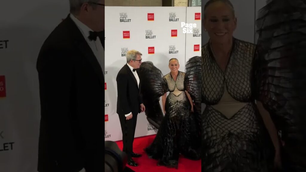 Sarah Jessica Parker's wings got in the way of Matthew Broderick trying to pose w/ her #shorts