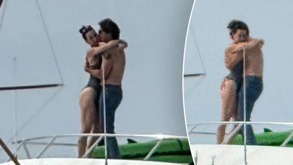 Justin Trudeau kisses Katy Perry aboard her yacht off Santa Barbara Justin Trudeau kisses Katy Perry aboard her yacht off Santa Barbara