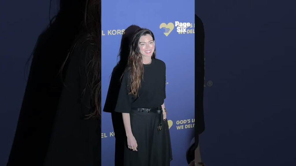 Anne Hathaway was all smiles at the God's Love We Deliver Golden Heart Awards #shorts
