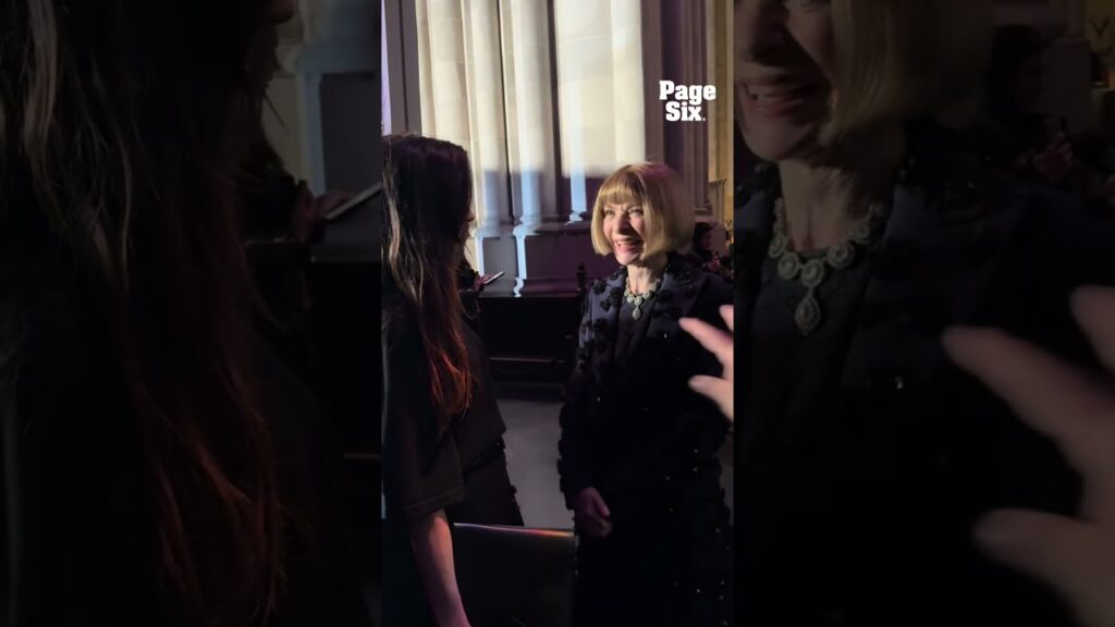 Anne Hathaway and Anna Wintour catch up at the God's Love We Deliver Golden Heart Awards #shorts