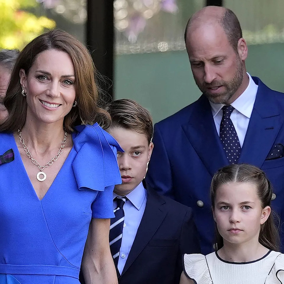  Britain's Catherine, Princess of Wales (L), Britain's Princess Charlotte of Wales (front R), Britain's Prince George of Wales (C) and Britain's Prince William, Prince of Wales (rear R) arrive to attend the men's singles final tennis match between Italy's Jannik Sinner and Spain's Carlos Alcaraz on the fourteenth day of the 2025 Wimbledon Championships at The All England Lawn Tennis and Croquet Club in Wimbledon, southwest London, on July 13, 2025. (Photo by Andrew Matthews / POOL / AFP) / RESTRICTED TO EDITORIAL USE (Photo by ANDREW MATTHEWS/POOL/AFP via Getty Images). 