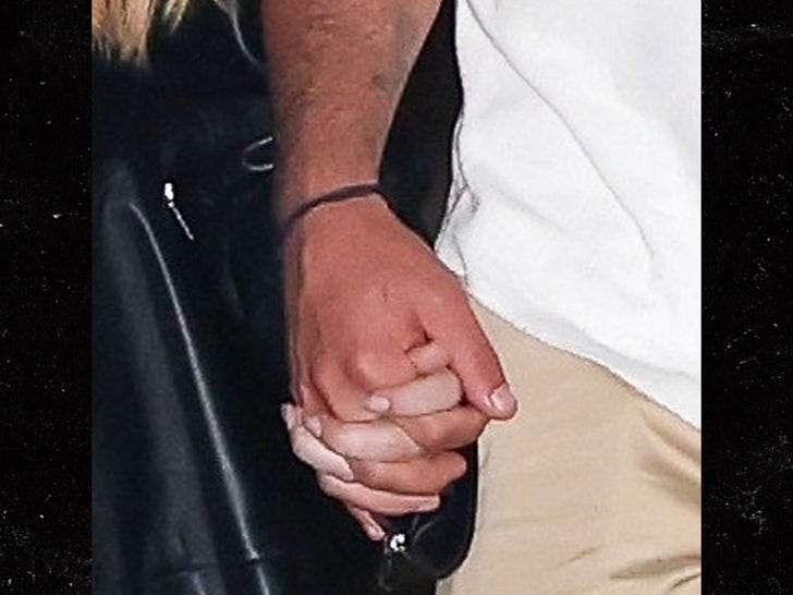 1001-Sydney-Sweeney-Scooter-Braun-Holding-Hands-SUB-1