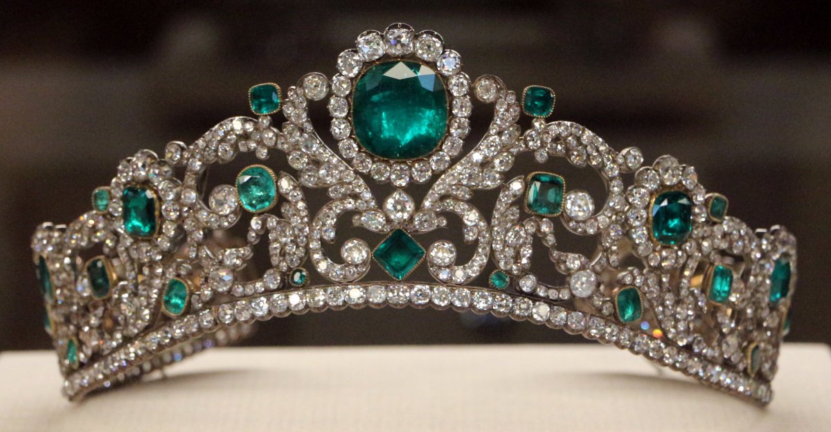 Emerald and diamond tiara made for the Duchess of Angoulême, on display at the Louvre Museum in Paris, 2016 (Wikimedia Commons)