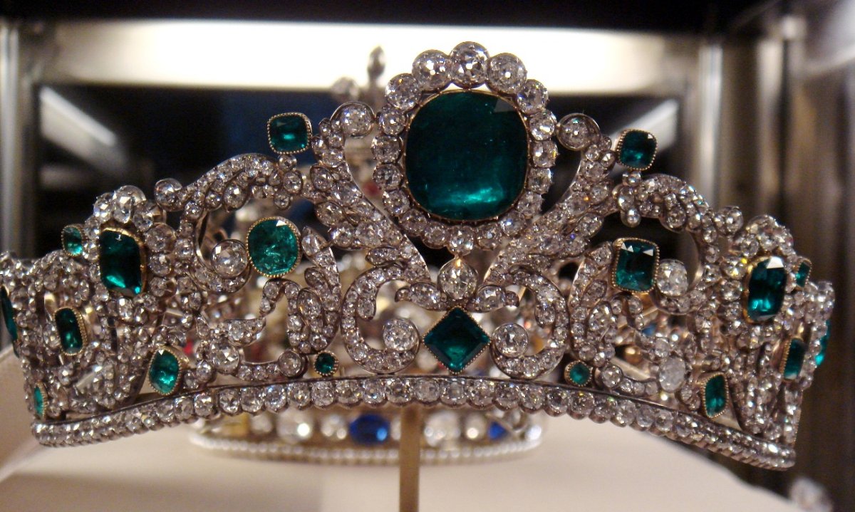 Emerald and diamond tiara made for the Duchess of Angoulême, on display at the Louvre Museum in Paris, 2007 (Wikimedia Commons)