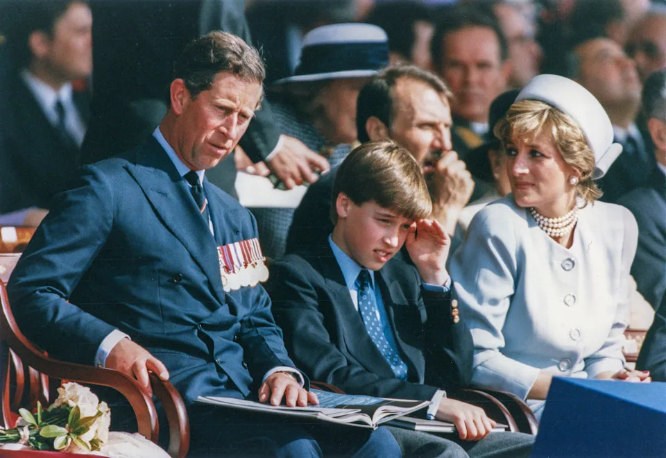 Le prince Charles, le prince William et la princesses Diana assistant aux cérémonies du 50ème anniversaire de la fin de la Seconde guerre mondiale à Hyde Park, à Londres, Royaume-Uni le 7 mai 1995. (Photo by Laurent SOLA/Gamma-Rapho via Getty Images)