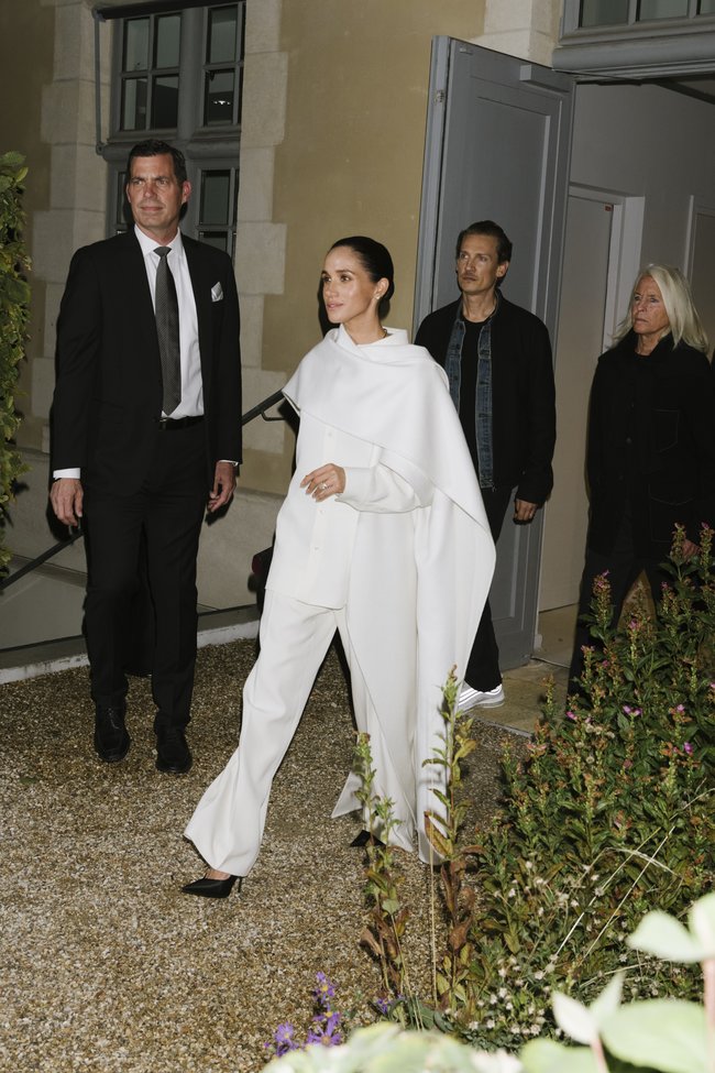 Markle looked stunning in the elegant outfit, as she walked from the show. 