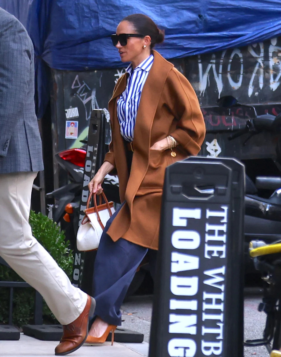 She stacked gold bracelets on her left wrist. AbacaPress / SplashNews.com