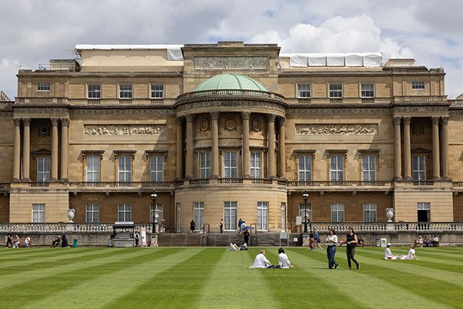 buckingham palace front lawn
