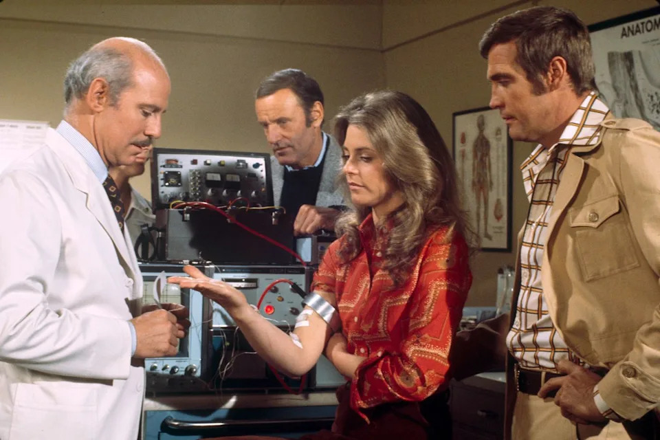 ABC Photo Archives/Disney General Entertainment Content via Getty Alan Oppenheimer (Dr. Rudy Wells), Richard Anderson (Oscar), Lindsay Wagner (Jamie Sommers), Lee Majors (Steve)