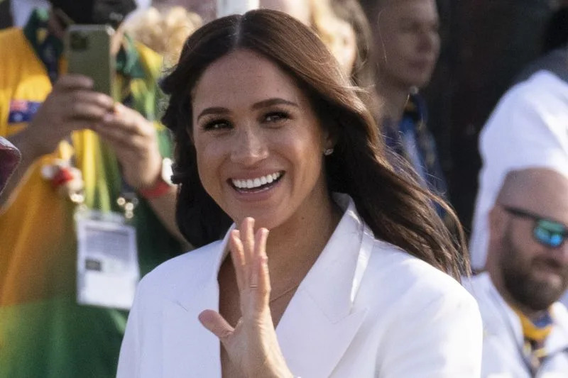 Meghan waves to the crowd at the Invictus Games