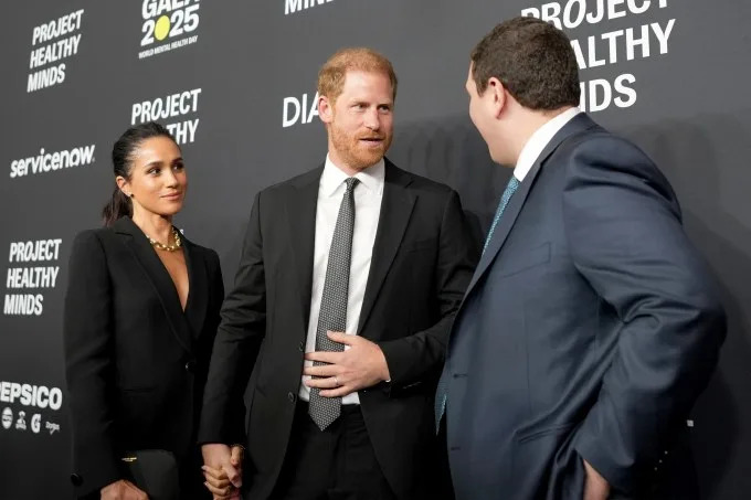 <span class="wp-element-caption__text">NEW YORK, NEW YORK – OCTOBER 09: (L-R) Meghan, Duchess of Sussex, Prince Harry, Duke of Sussex, and Phil Schermer, the president of project healthy minds </span><span class="wp-block-image__credits"><strong>Image Credits:</strong>Ilya S. Savenok/Getty Images for Project Healthy Minds) / Getty Images</span>