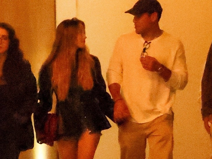 1001-Sydney-Sweeney-Scooter-Braun-Holding-Hands-SUB-2