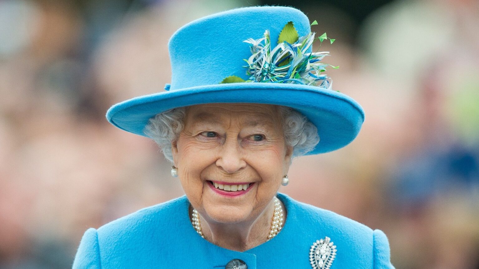 Queen Elizabeth statue will reflect her ‘stillness’ and ‘grace’ Queen Elizabeth II tours Queen Mother Square on October 27, 2016