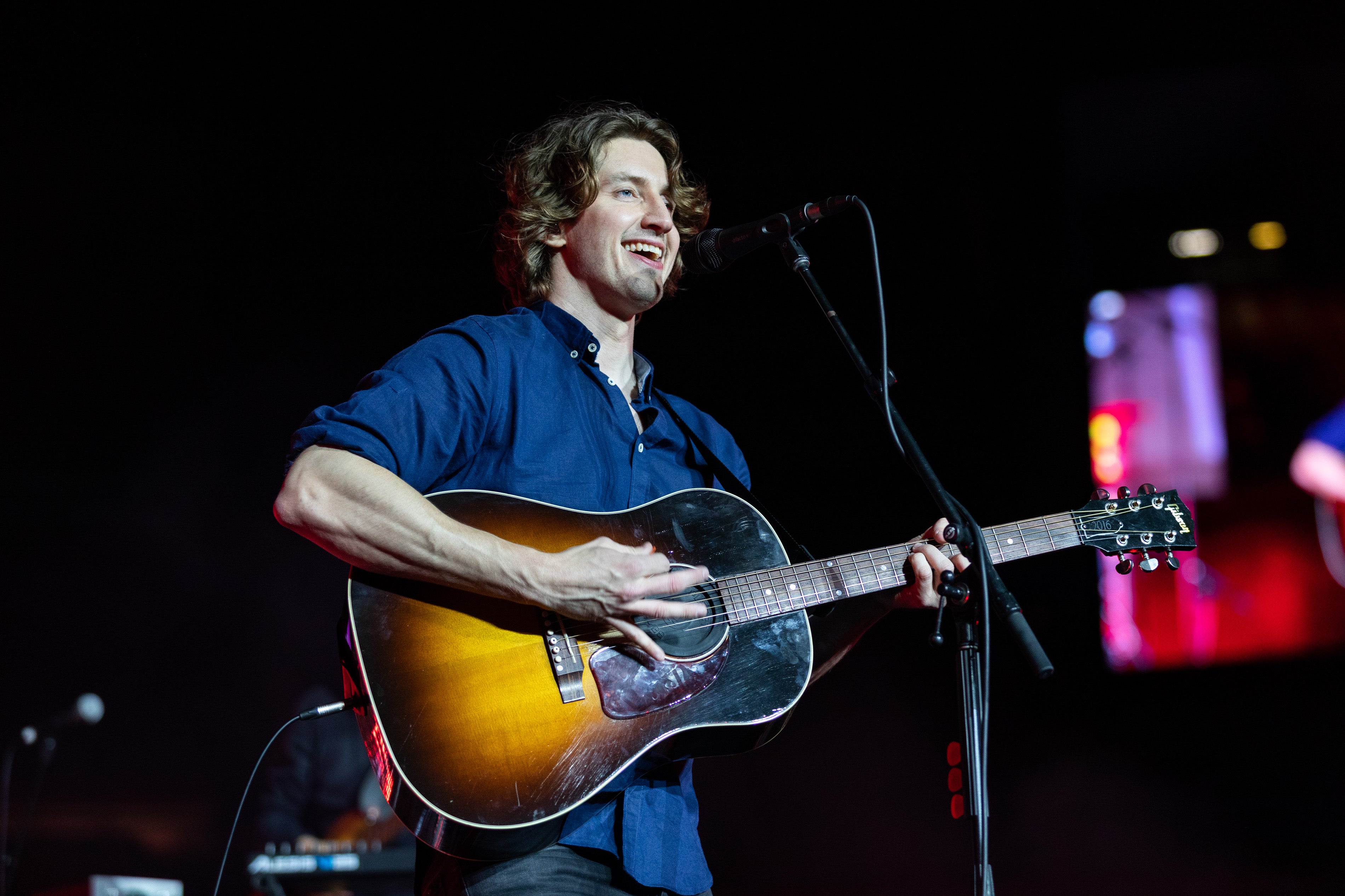 Australian singer Dean Lewis has issued a public apology over allegations that he behaved inappropriately with fans
