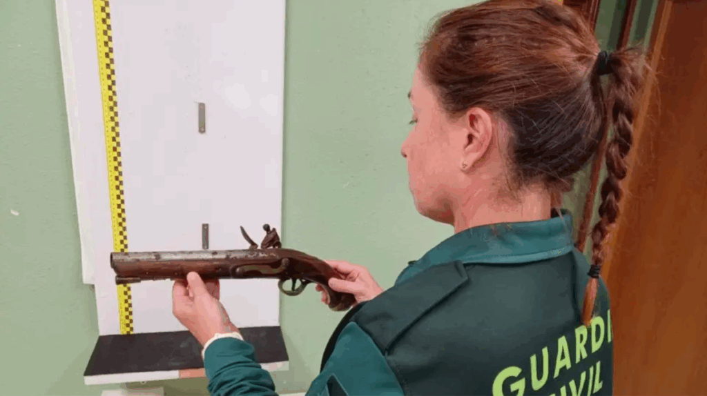 Guardia Civil investigate British royal pistol « Euro Weekly News
