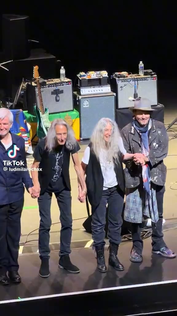 Patti smith brings out wife beater johnny depp to perform her political track "People have the power"