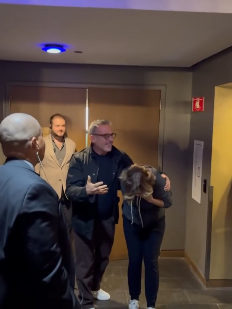 Steve Carell surprising fans attending Jenna Fischer's play in Chicago