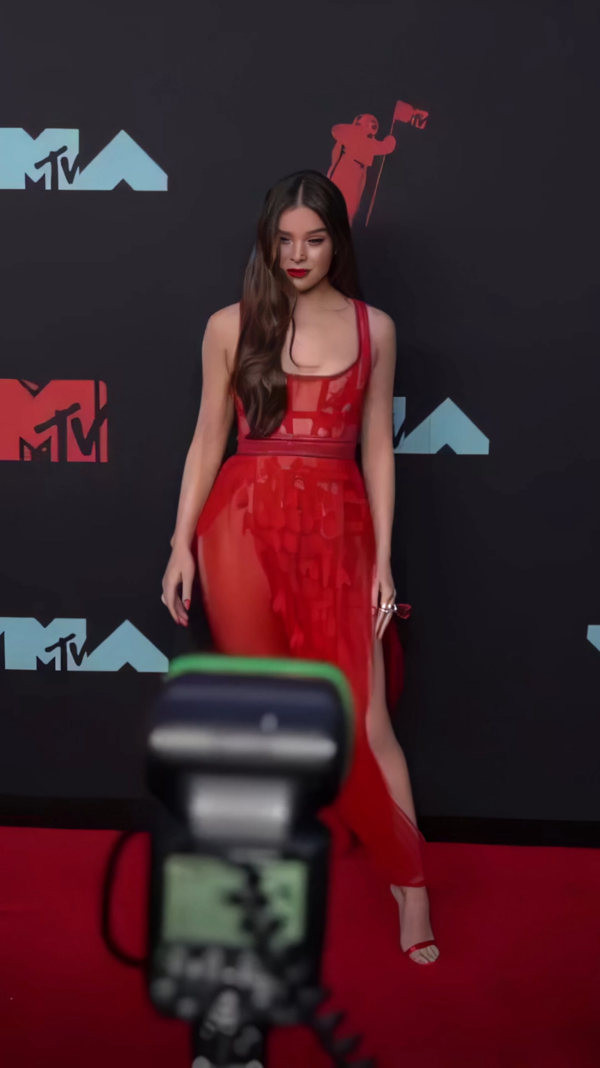 Hailee Steinfeld | MTV Video Music Awards, Newark, New Jersey | August 26, 2019