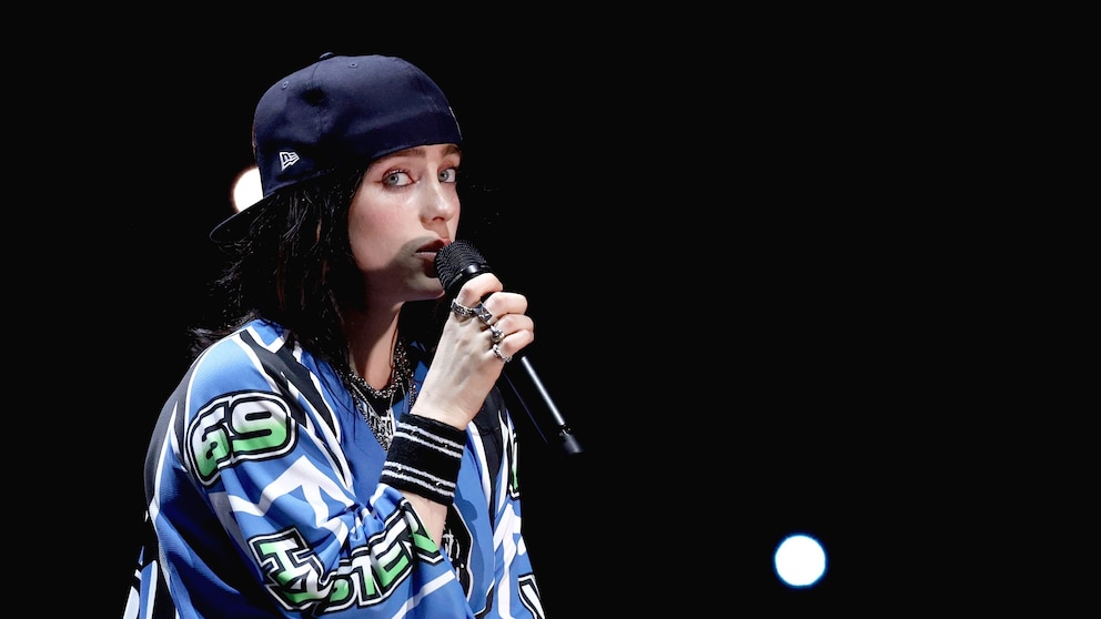 Billie Eilish concertgoer ejected after grabbing singer at Miami show, police say Billie Eilish concertgoer ejected after grabbing singer at Miami show, police say