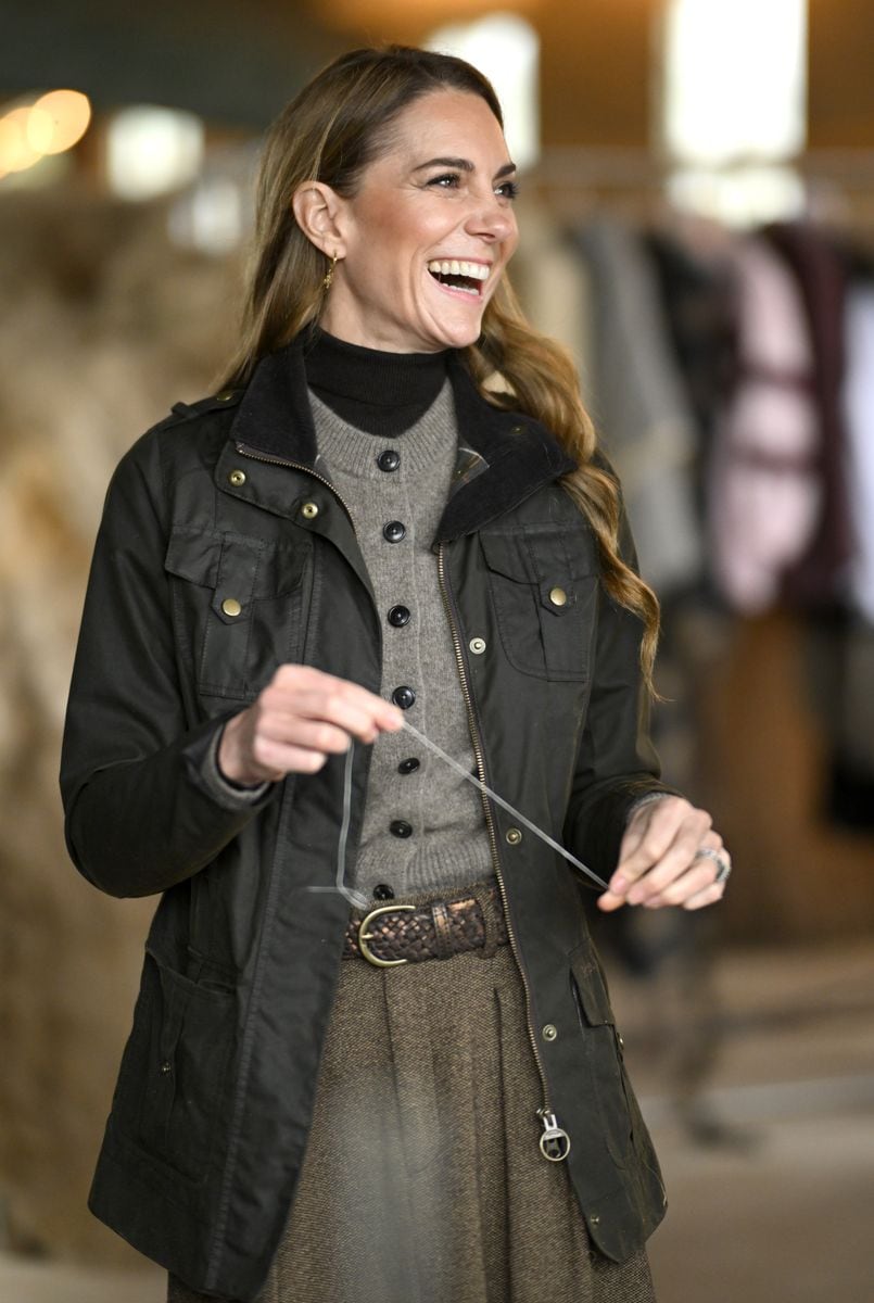 The royal tour also offered a glimpse of Kate’s practical side. During one of the day’s outdoor visits, she slipped off her statement coat for a quick outfit change