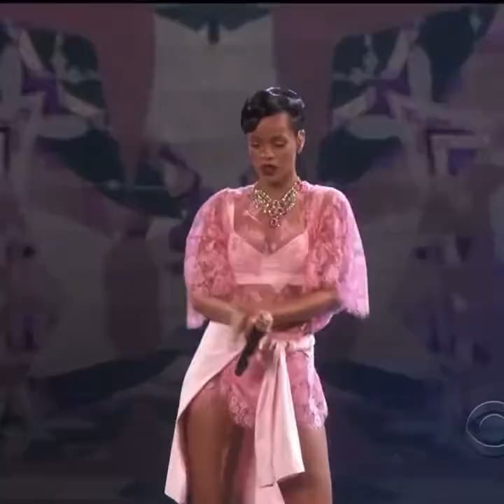 Today it's the 2025 Victoria’s Secret Fashion, let’s remember 12 years ago when Rihanna performed and debuted her catwalk.