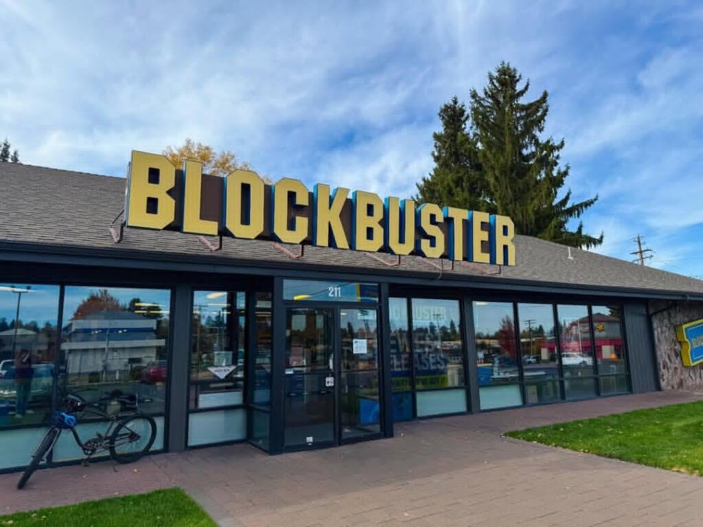 The world's last Blockbuster store is located in Bend, Oregon, United States. It is a franchised film rental store that has survived thanks to the support of the local community and the determination of its staff.