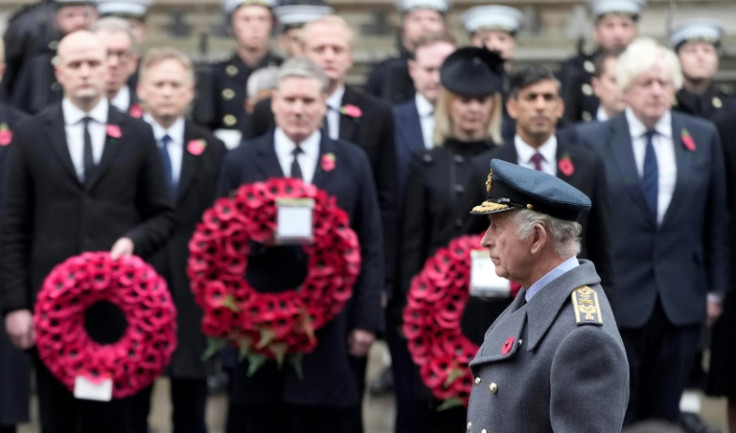 The king laid a wreath on the Cenotaph shortly after the nation fell silent at 11:00 am to honour its war dead