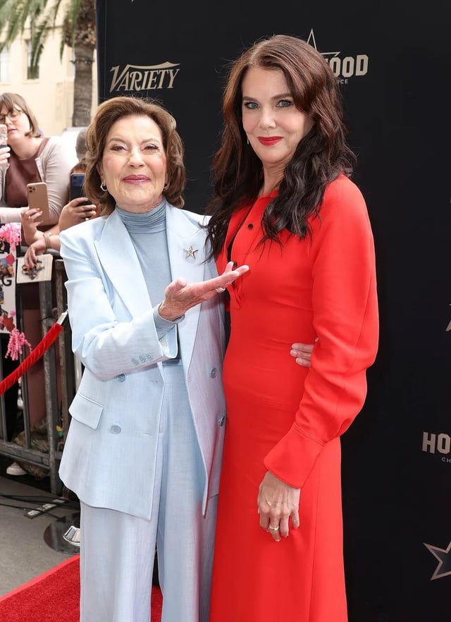 Lauren Graham with Kelly Bishop, Scott Patterson, Connie Britton, Matt Czuchry, Yanic Truesdale and Mae Whitman at the ceremony honoring Lauren Graham with a star on the Hollywood Walk Of Fame