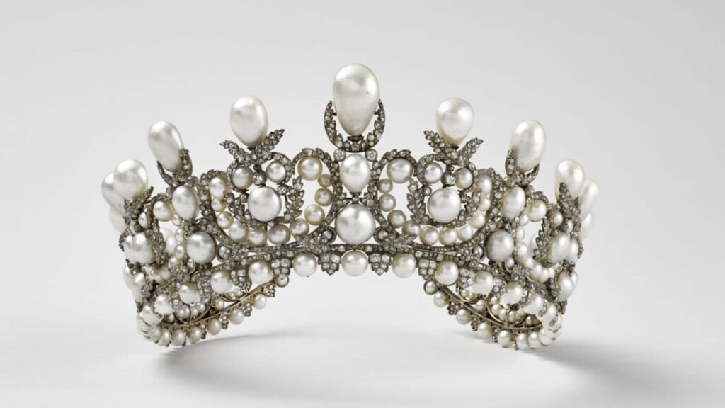 Louvre heist: hunt on for thieves after eight ‘priceless’ jewellery pieces stolen