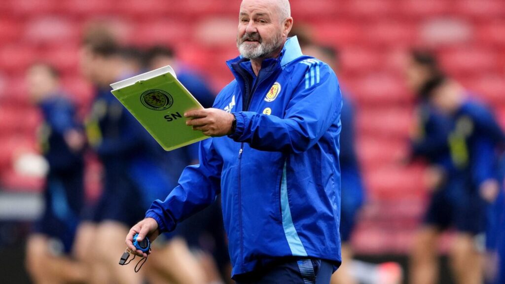 Katy Perry goes unnoticed by Scotland coach at team's hotel