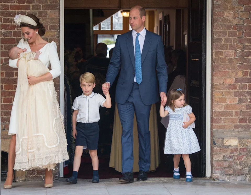People, Standing, Event, Child, Family, Suit, Dress, Ceremony, Grandparent, House,