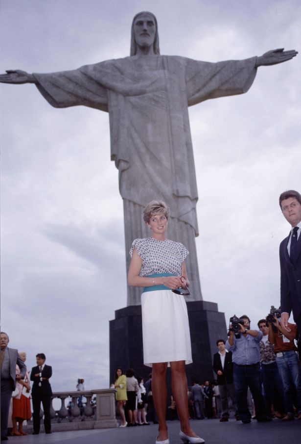 Diana at the statue in April 1991