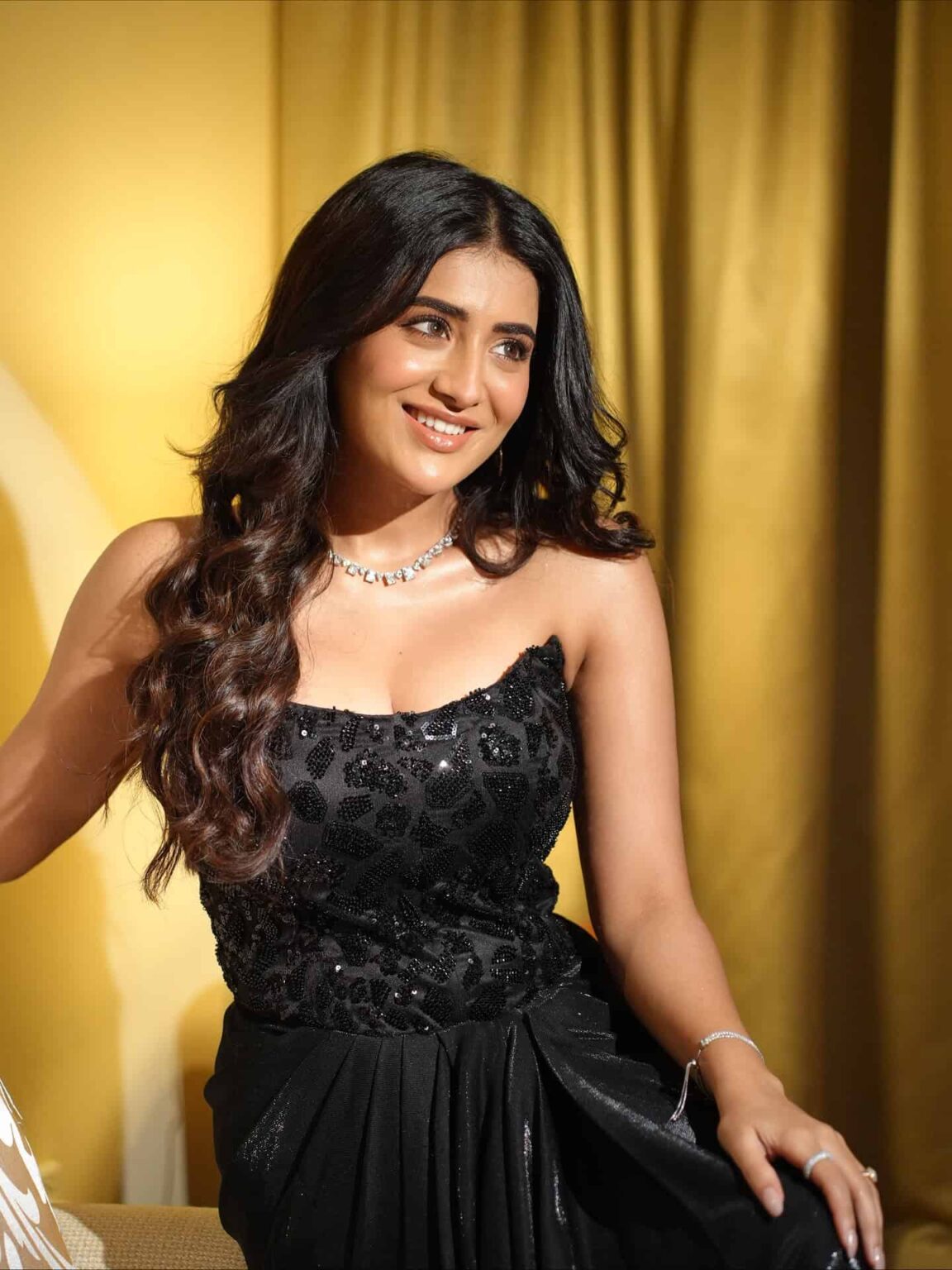 Rashi Singh Sets Colombo Nights On Fire