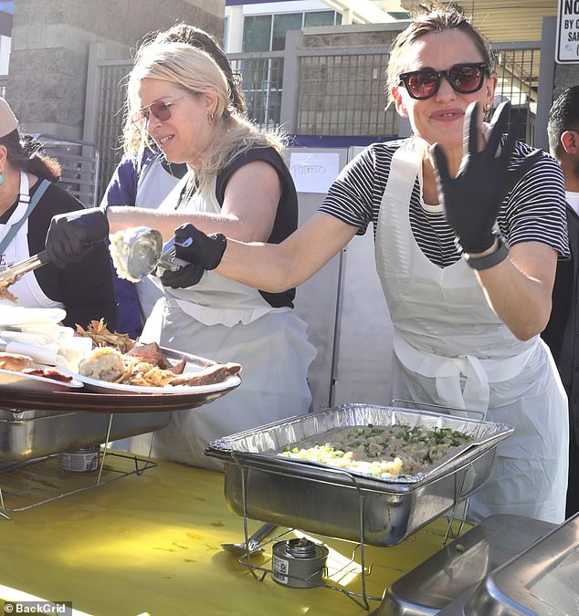 Jennifer Garner was solo when she served food to the homeless this Thanksgiving - after her warm reunion with Ben Affleck for the same charity event last year