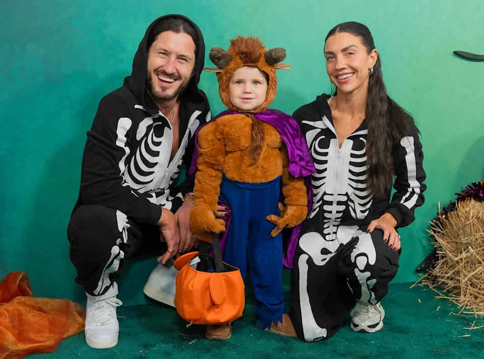 <p>Val Chmerkovskiy & Jenna Johnson</p>