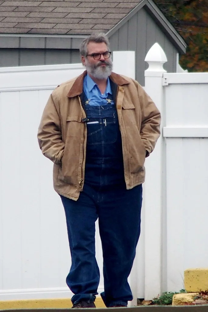 He was photographed with gray hair, a beard and glasses. GC Images